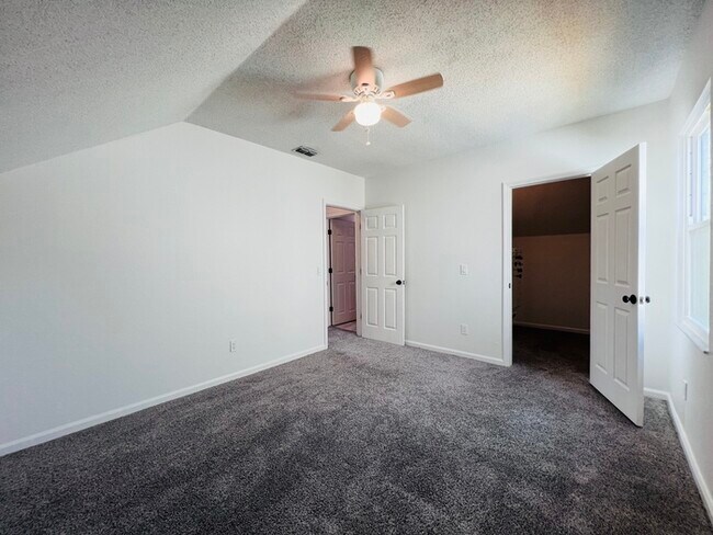 Building Photo - Beautifully Updated 4 bed 2 bath 2 car gar...