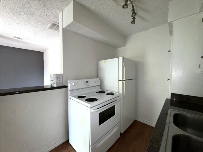 Building Photo - 1405 2nd St