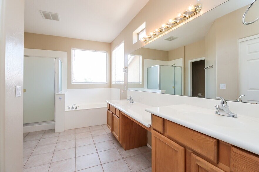 Building Photo - 1334 E Harrison St