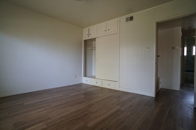 Building Photo - Single-story, spacious 2 bed condo, 1 bath...