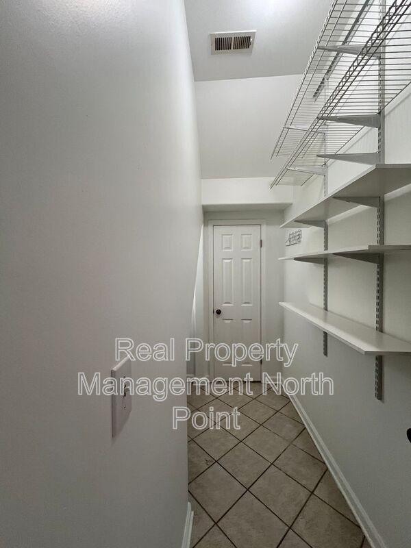 Building Photo - 889 Crew St SW