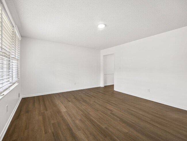 Building Photo - Freshly renovated 2 bed 2 bath home-$500 off first month rent!!