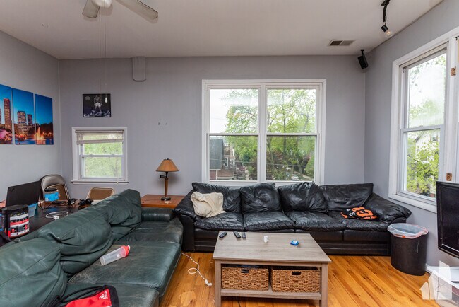 Building Photo - 2057 W Roscoe St