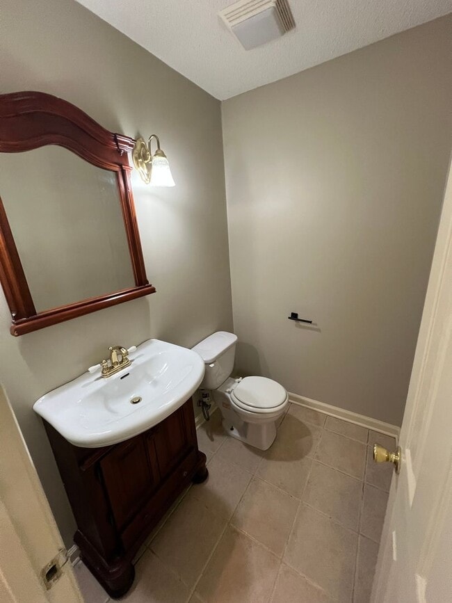 Building Photo - 3 bed 2.5 bath house with multiple bonus rooms!