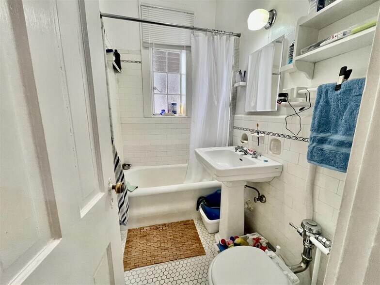 Building Photo - 18 Gray St