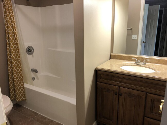 Building Photo - 2020 Grandview Dr