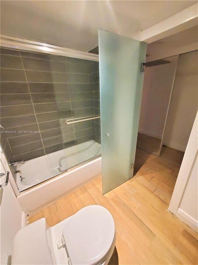 Building Photo - 1650 NE 115th St