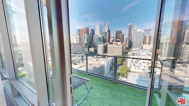 Building Photo - 1100 S Hope St