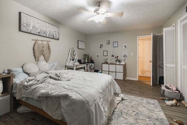 Building Photo - Awesome 5-Points corner Condo!