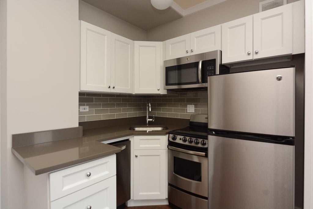 Building Photo - 818 W Lakeside Pl