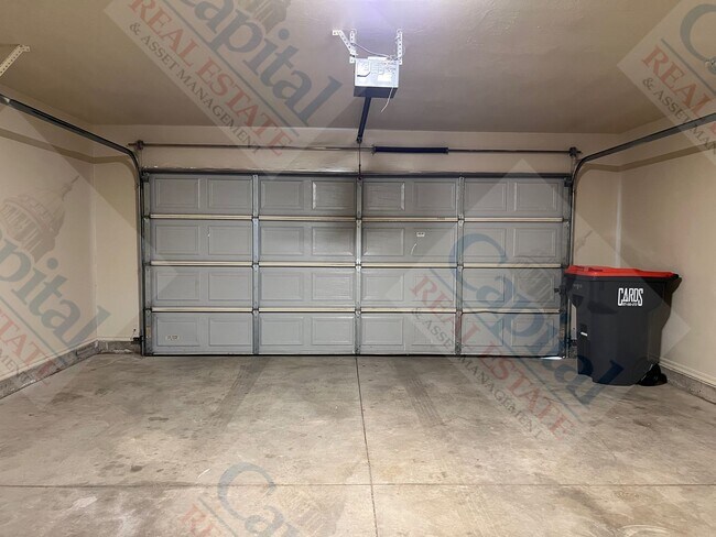 Building Photo - Spacious Duplex in Harrah