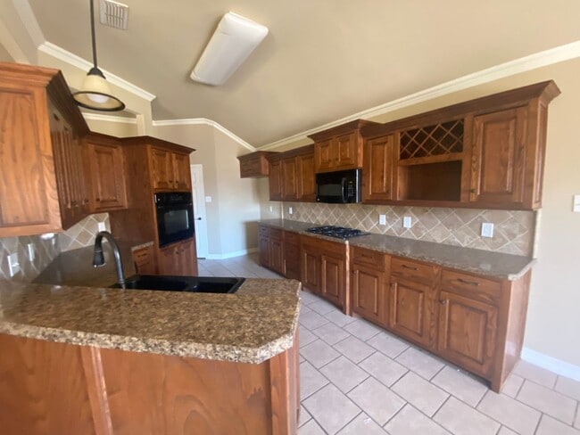 Building Photo - 4 Bedroom in South Lubbock