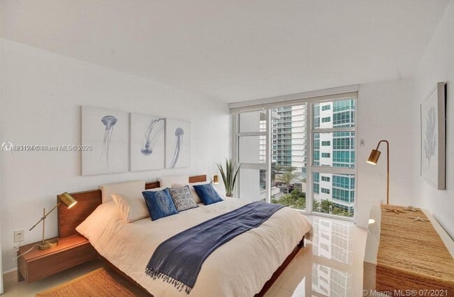 Building Photo - 10275 Collins Ave