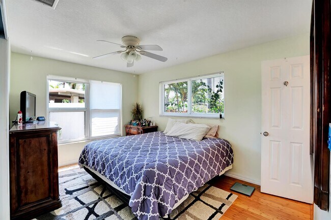 Building Photo - 131 SE 13th St