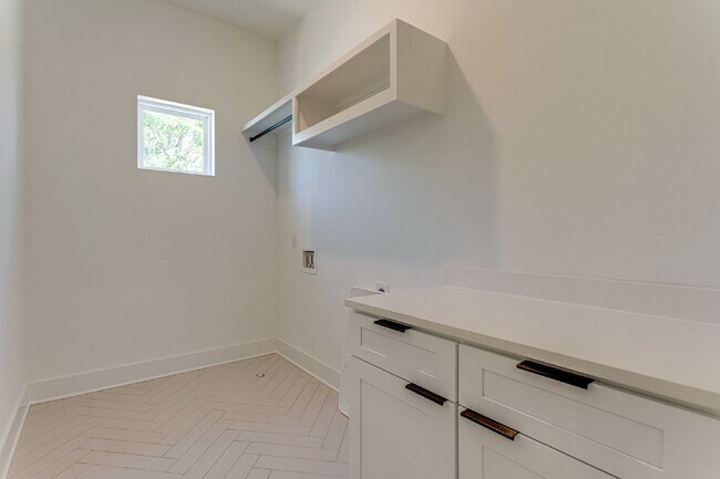 Building Photo - LIKE NEW - Beautiful 4 or 5 BR in Lockelan...