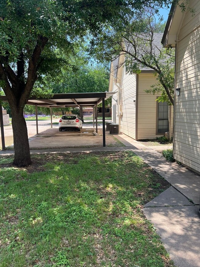 Building Photo - Great Duplex Unit