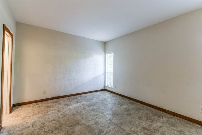 Building Photo - 2100 Tanglewilde St