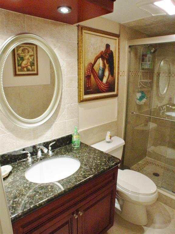 Guest bath - 405 N Ocean Blvd