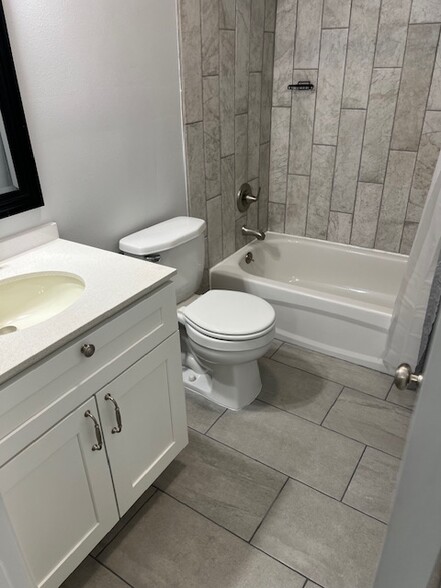 2nd Floor Full Bath, Vanity, Toilet, Exhaust Fan/Light, Tub/Shower, Shower Curtain, Fixtures, Paint - 4444 E Belleview St