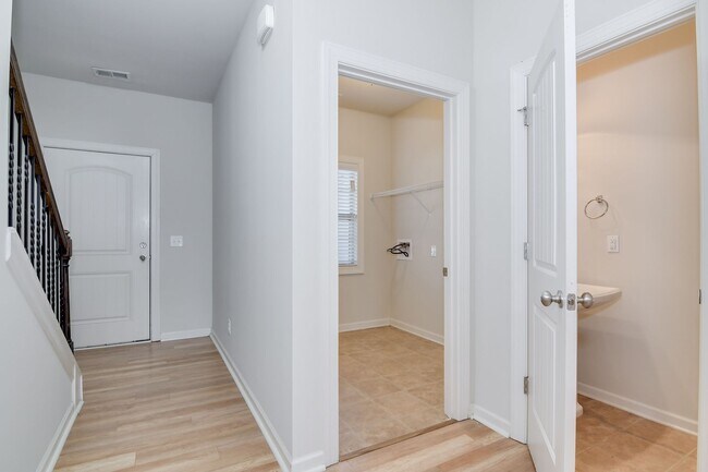 Building Photo - 3 Bedroom 2.5 Bath Townhouse