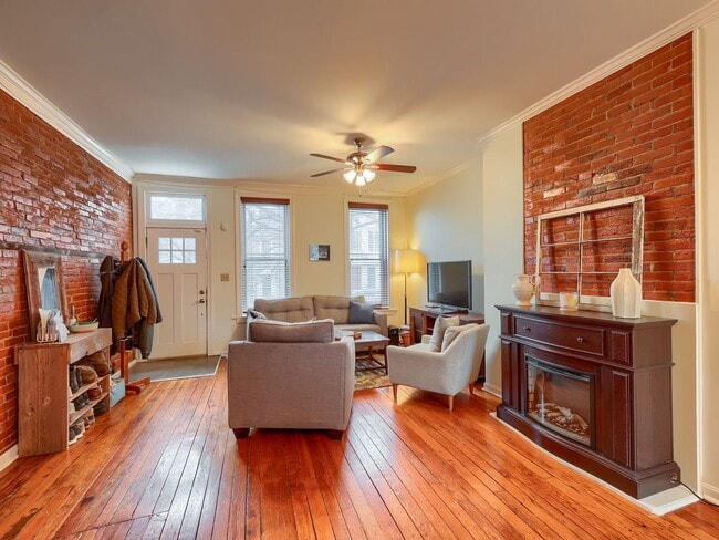 Building Photo - 207 Calder St