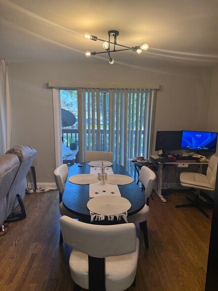 Dining area - 728 Dempster St