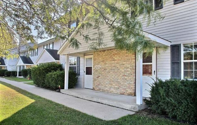 Building Photo - 425 E Monroe Ave