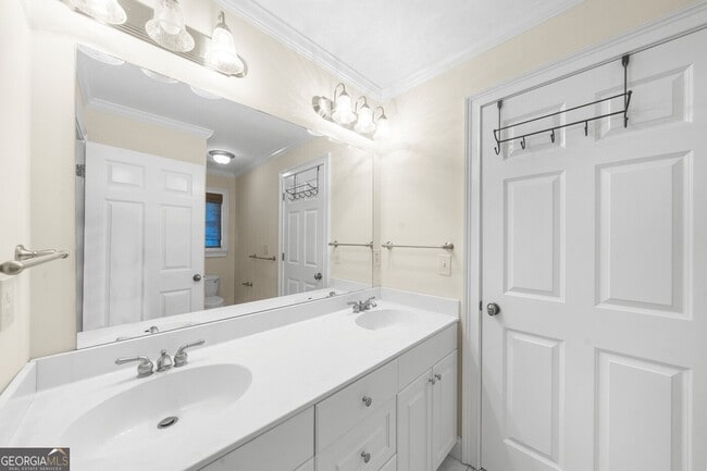 Building Photo - 1911 Fairway Cir NE