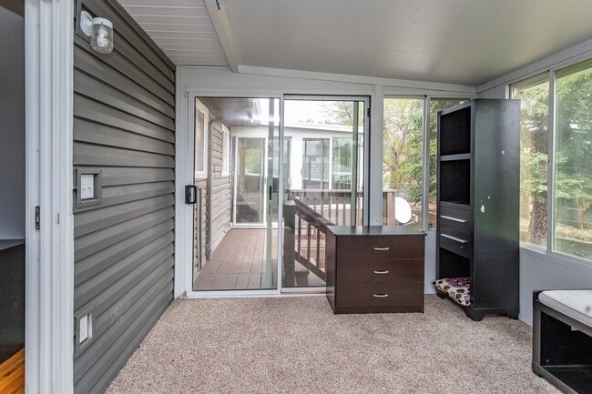 Building Photo - Peaceful Bi-Level Home in a Quiet Cul-de-Sac