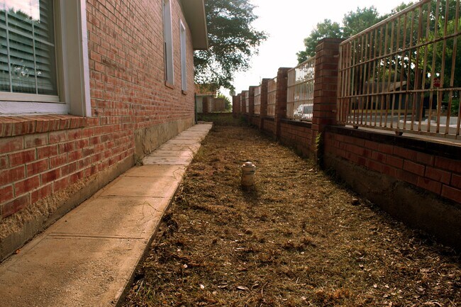 Building Photo - 2623 Irwin Dr