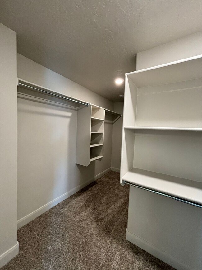 Building Photo - Beautiful Townhome!