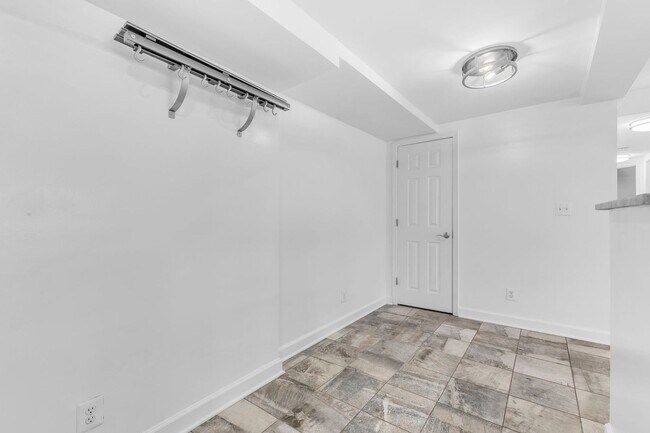 Building Photo - Large, Luxurious 2 Bedroom 2 Bath at Parkside at Alexandria