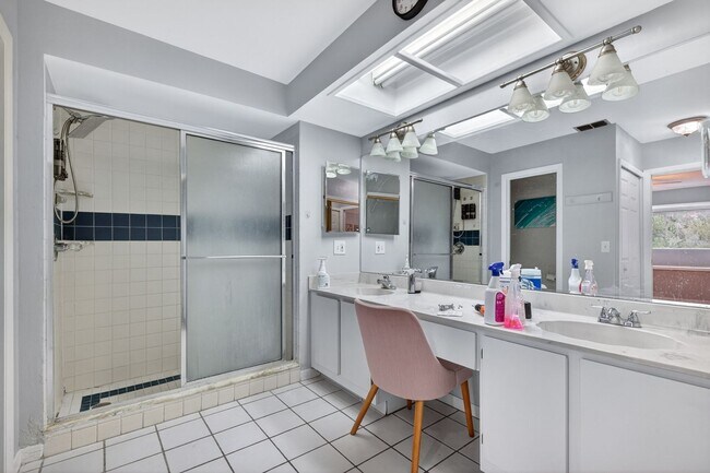 Building Photo - Cozy 3 Bedroom Available in Tampa!