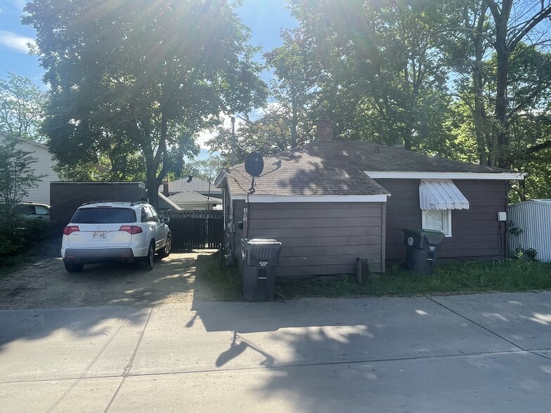 2bedroom house, parking and fenced in backyard - 315 Rose St
