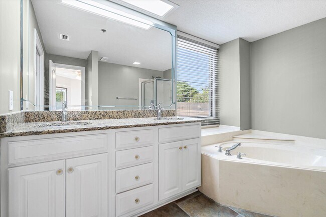 Building Photo - GREAT COMMUTE & AMENITIES