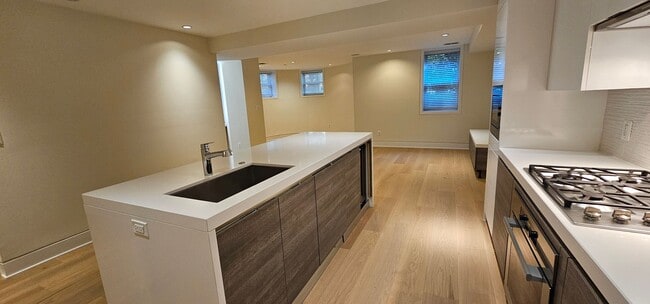 Building Photo - Luxurious 2 Bed 2 Bath Garden Level Condo In Desired Old City II - Dupont Circle