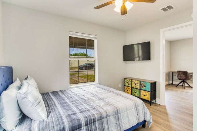 Building Photo - Charming 3-Bedroom, 2-Bath Home Near Downtown Pensacola
