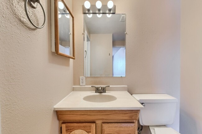 Building Photo - 130 E Highline Cir