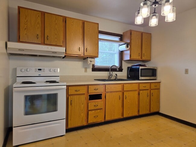 Building Photo - Quiet country rancher on large, secluded lot right at Route 1 and 288