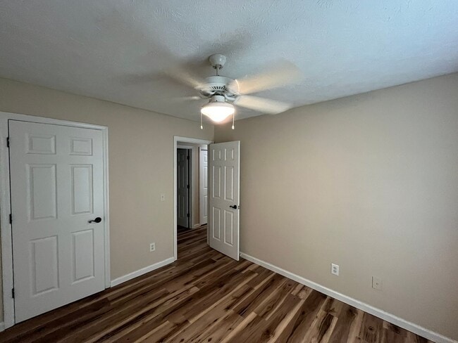 Building Photo - Hidden Gem in Holiday Park Subdivision!