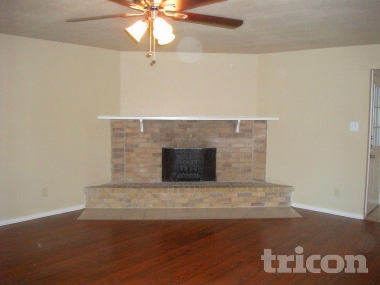 Building Photo - 9215 Sophora Dr