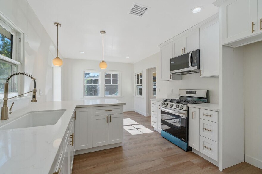 Building Photo - 744 Gladys Ave