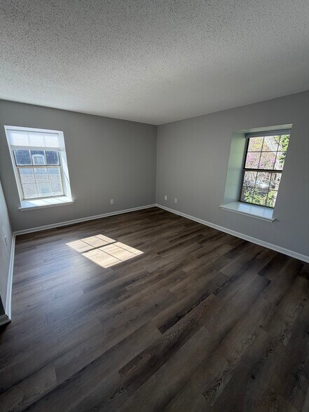 Building Photo - 3121 Patrick Henry Dr