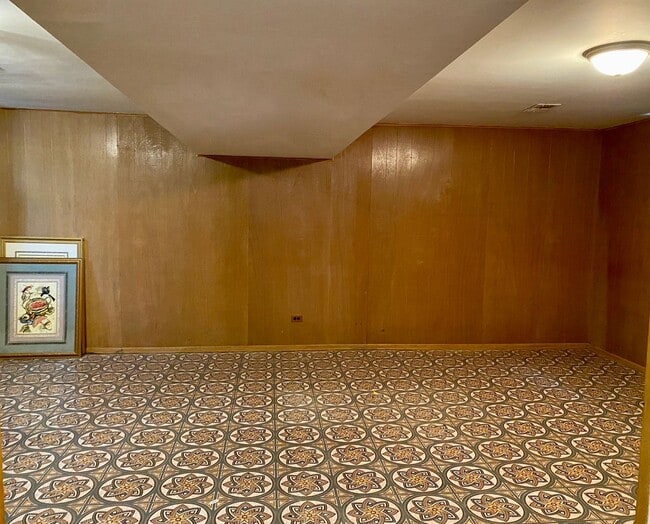 Building Photo - Cozy 3 bedroom 1.5 Bathroom Townhouse! Hardwood Throughout! Parking Included In Rent! Available f...