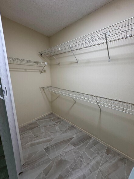 Building Photo - 9945 Woodridge Ct