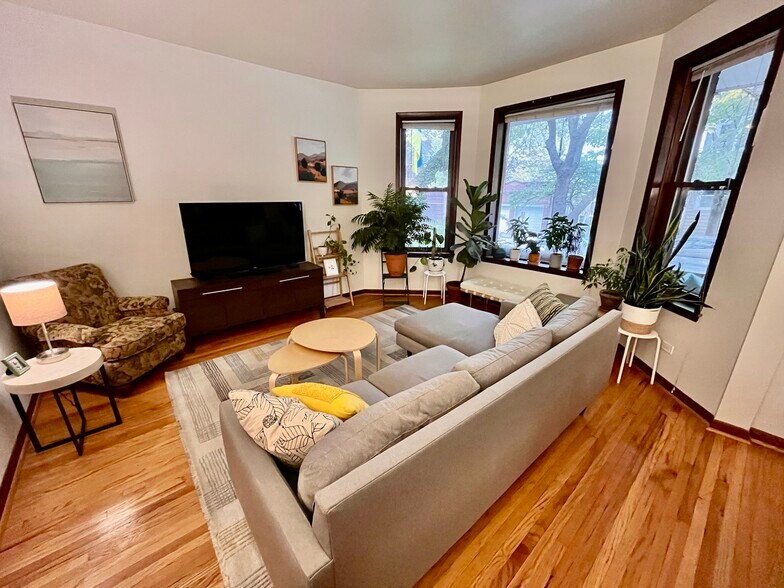 Building Photo - 906 N Oakley Blvd