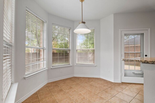 Building Photo - 5910 Spring Hill Dr