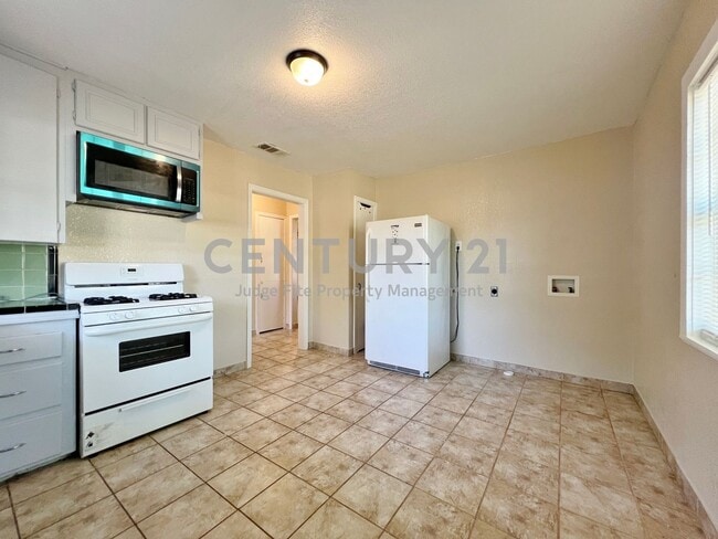Building Photo - Cozy 1-Story 1/1 Duplex in Castleberry ISD...