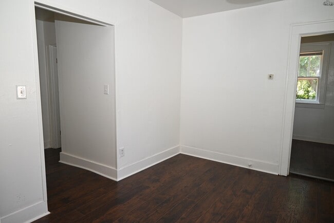 Building Photo - 2122 Yale Ave