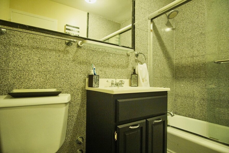 Building Photo - 6301 N Sheridan Rd